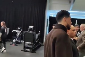 收藏价值很高啊！切特给布克的球鞋签名！